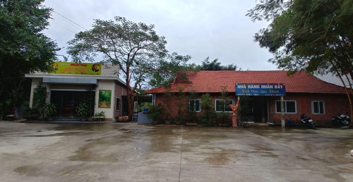 Nhà hàng phục vụ đoàn khu di tích