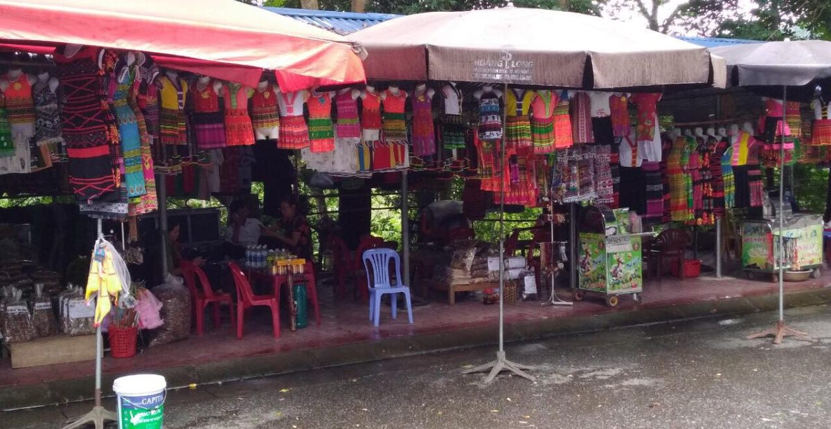 Quầy hàng lưu niệm khu di tích